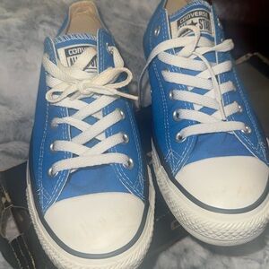 Size 8  converse low top sneakers never worn outside